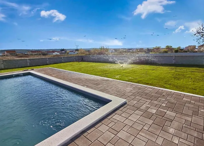 House Rose With Garden And Pool