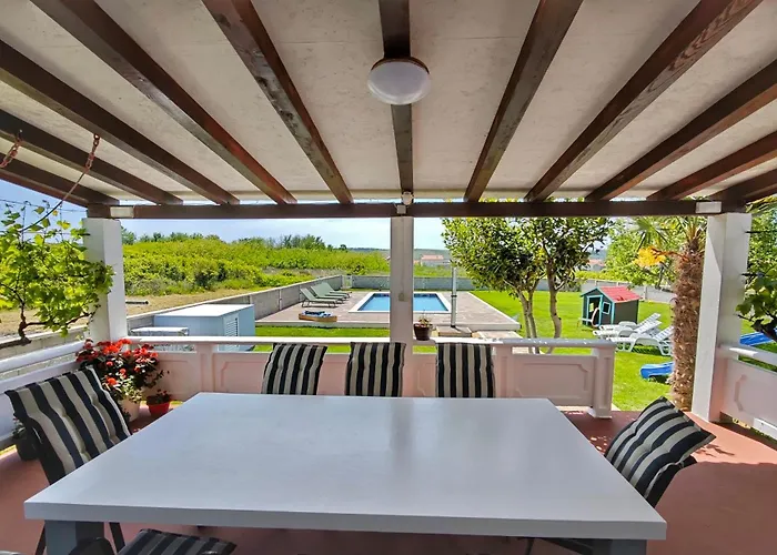 House Rose With Garden And Pool Semesterbostad