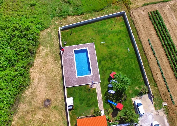 بيت للعطل House Rose With Garden And Pool