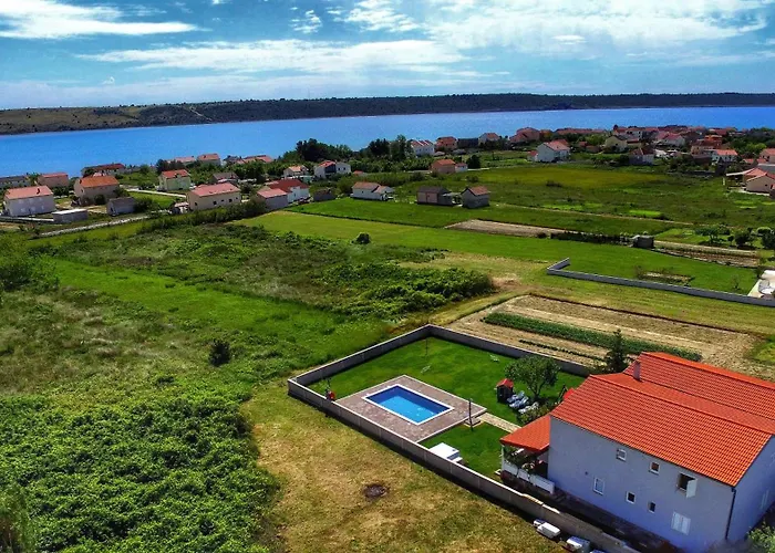 House Rose With Garden And Pool Semesterbostad *