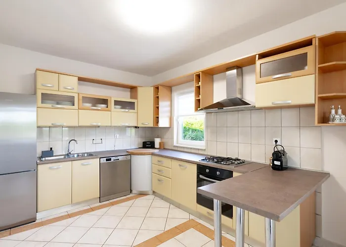 House Rose With Garden And Pool بيت للعطل *