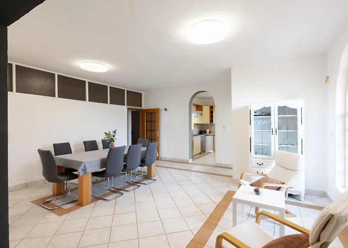 House Rose With Garden And Pool Semesterbostad Ljubač