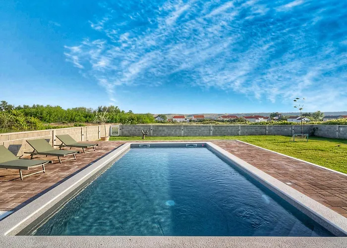 House Rose With Garden And Pool Ljubač