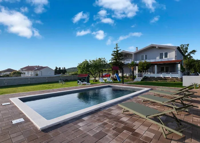 House Rose With Garden And Pool *