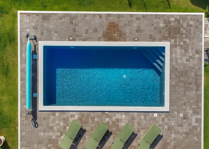 House Rose With Garden And Pool Semesterbostad *