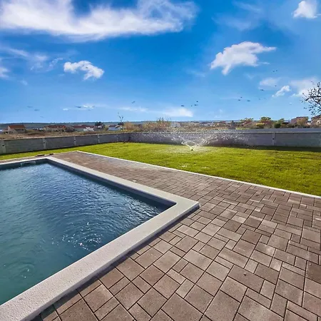 House Rose With Garden And Pool