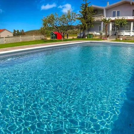 House Rose With Garden And Pool Casa vacanze *