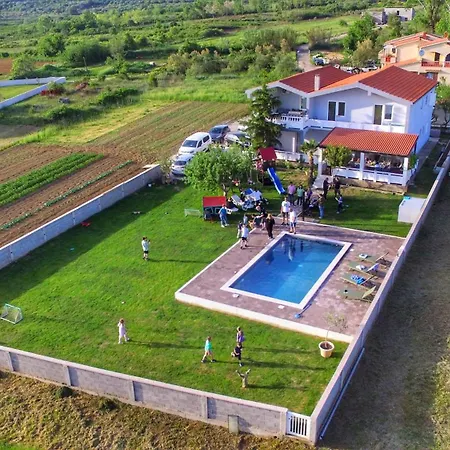 House Rose With Garden And Pool