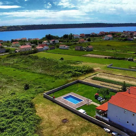 House Rose With Garden And Pool Holiday home *