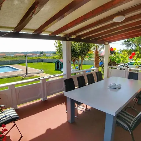 펜션 House Rose With Garden And Pool
