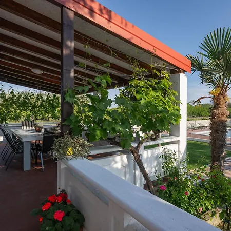 Ferienhaus House Rose With Garden And Pool