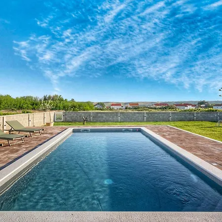 House Rose With Garden And Pool Ljubač