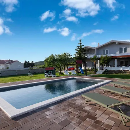 House Rose With Garden And Pool *