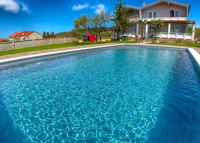 House Rose With Garden And Pool Ferienhaus *